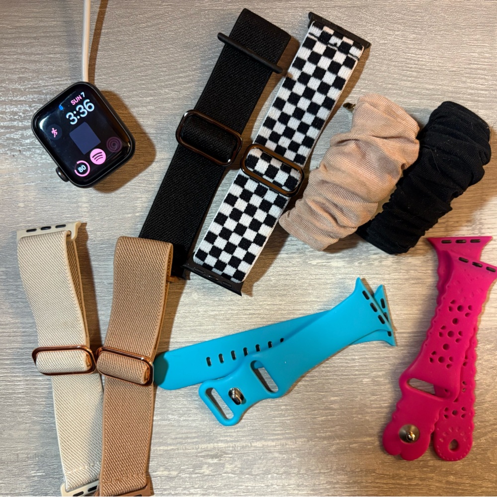 Apple Watch SE 2nd Gen 44mm + Bands Bundle